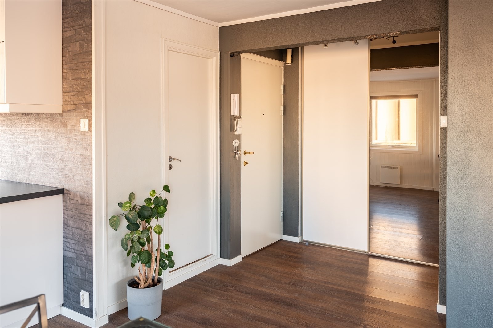 Entréen byr også på romslig garderobeløsning. Galleribilde