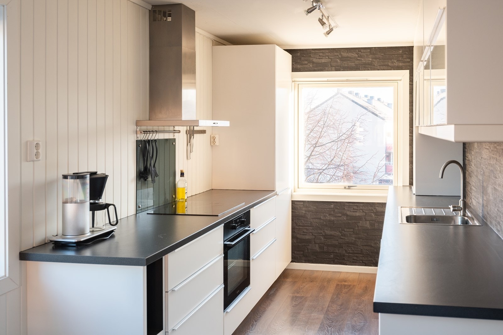 Integrerte hvitevarer medfølger i handelen. Galleribilde