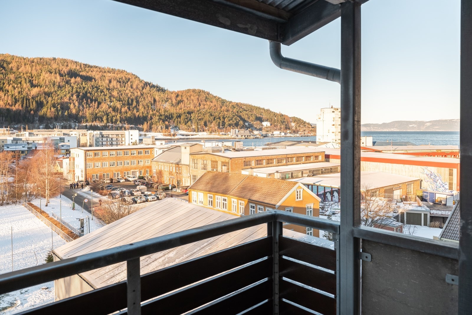 Velkommen til Koefoedgeilan 10 C. En meget innbydende toppleilighet med endebeliggenhet og fjordutsikt. Foto: Eivind Mølnå. Galleribilde