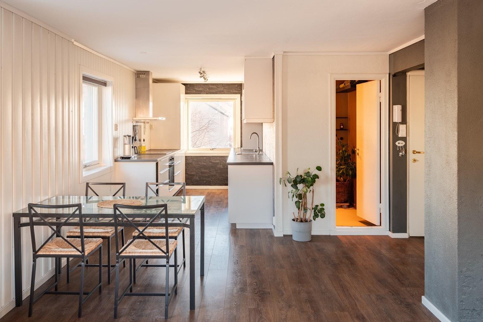 Leiligheten består av stue og kjøkken i åpen løsning, baderom og soverom. Det medfølger også tre boder. P-plass kan søkes. Galleribilde