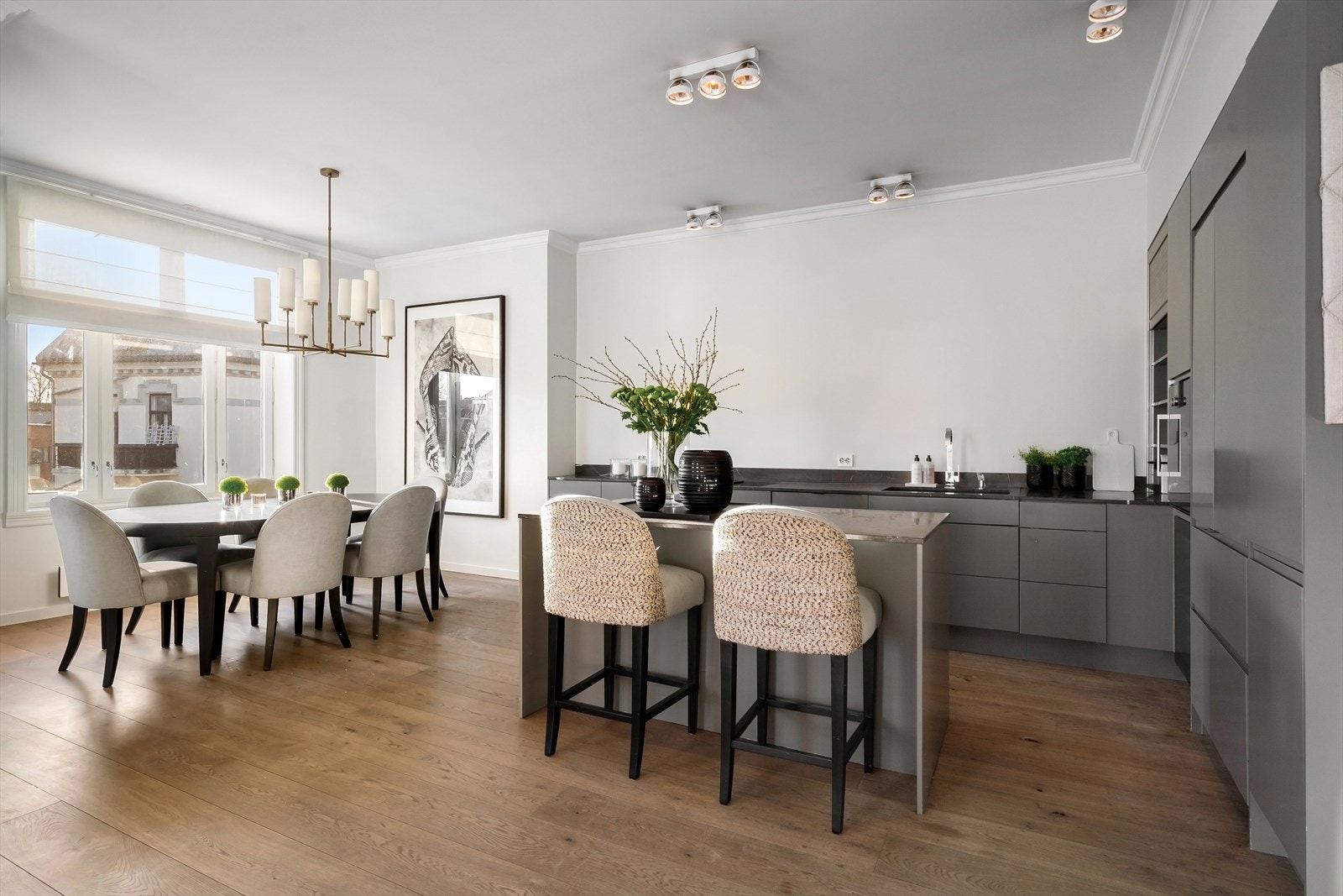 Leiligheten oppleves lys og luftig med store vindusflater fra flere sider som slipper inn rikelig med naturlig lys. Galleribilde