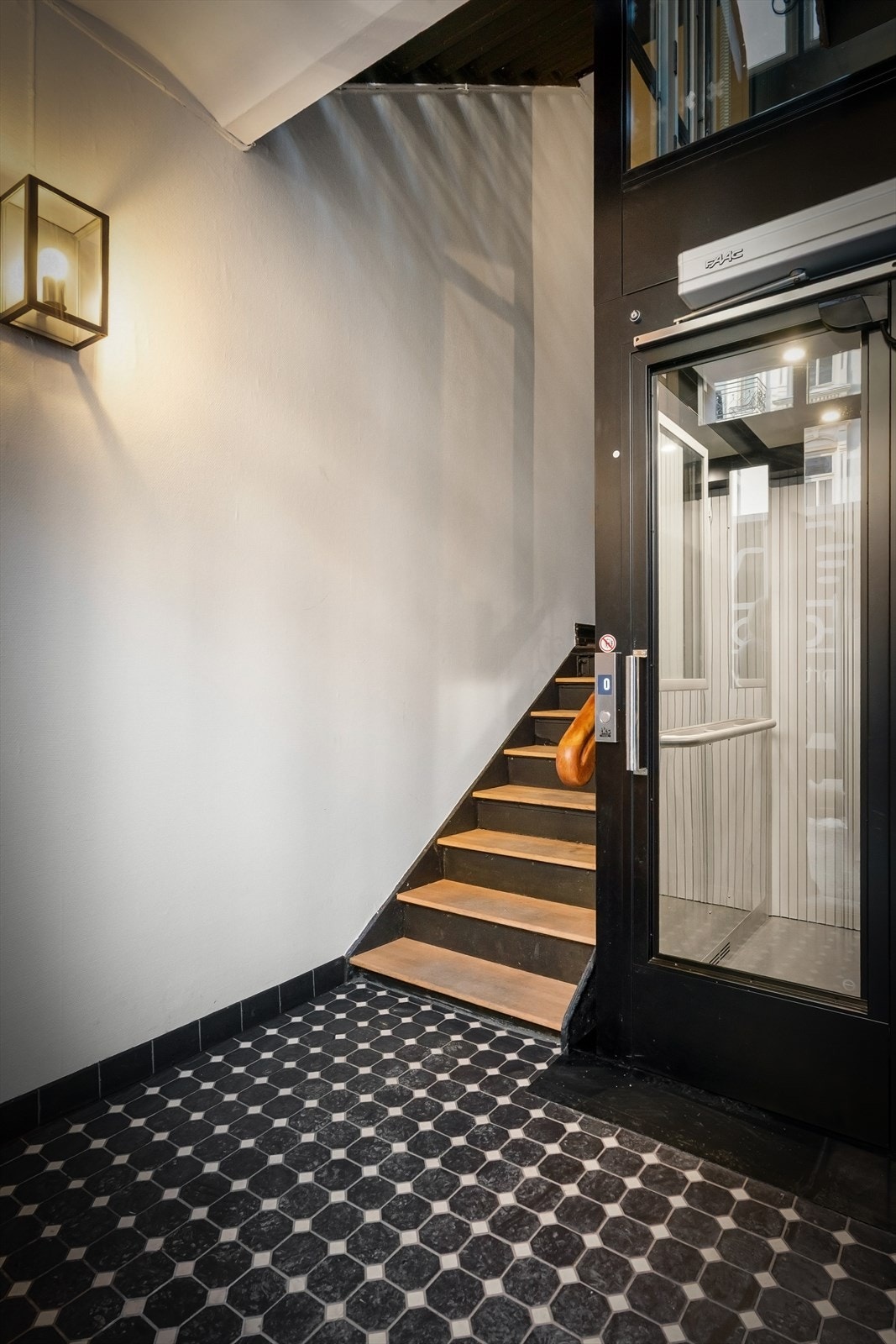 Trappefri adkomst med ny heis fra 2025 som tar deg til leilighetens etasje. Galleribilde