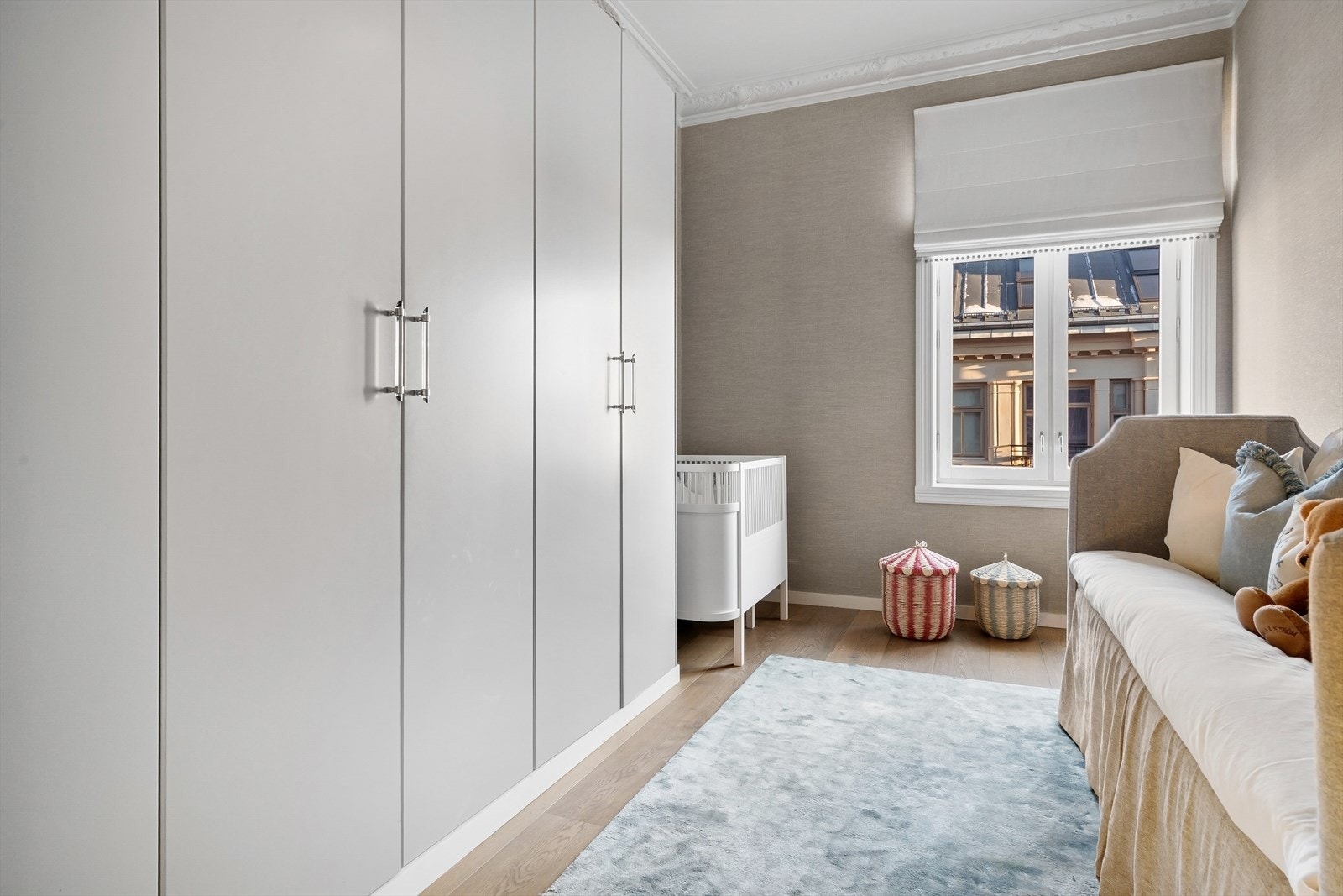 Plassbygd garderobeskap som gir rikelig av oppbevaringsplass. Galleribilde