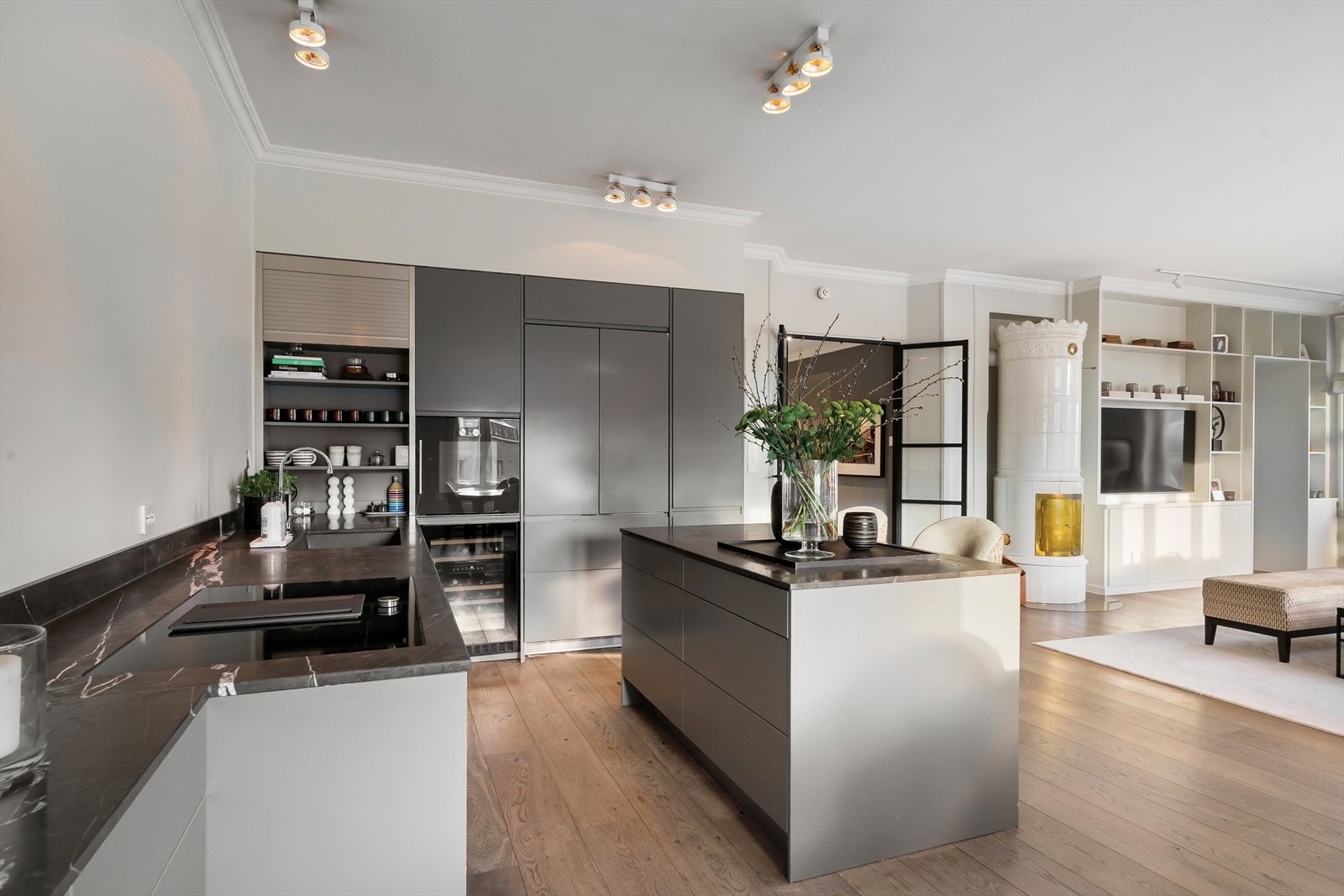 Alle hvitevarer er integrert, herunder stekeovn, platetopp, oppvaskmaskin, kjøl/frys fra Liebherr koblet til vann og vinskap fra TempTech. Det er montert Waterguard. Galleribilde