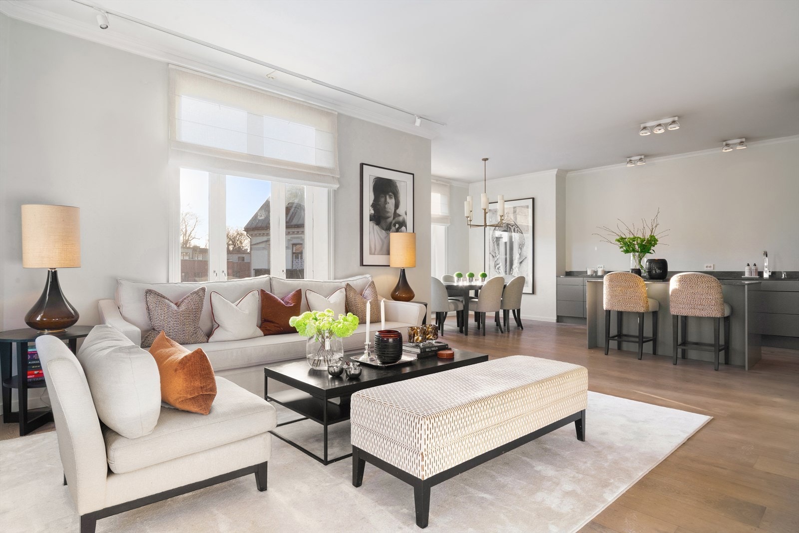 En lekker designleilighet, totalrenovert i 2018, og pusset opp i 2021, med fantastisk beliggenhet, rolig og tilbaketrukket, midt på Frogner, i en klassisk og sjarmerende bygård. Galleribilde