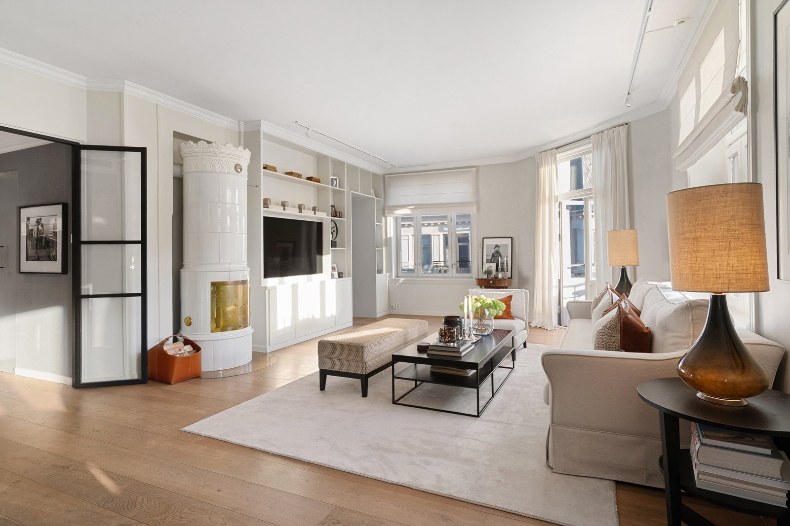 Stuen er romslig med god plass til stor sofagruppe og tilhørende møblement. Galleribilde