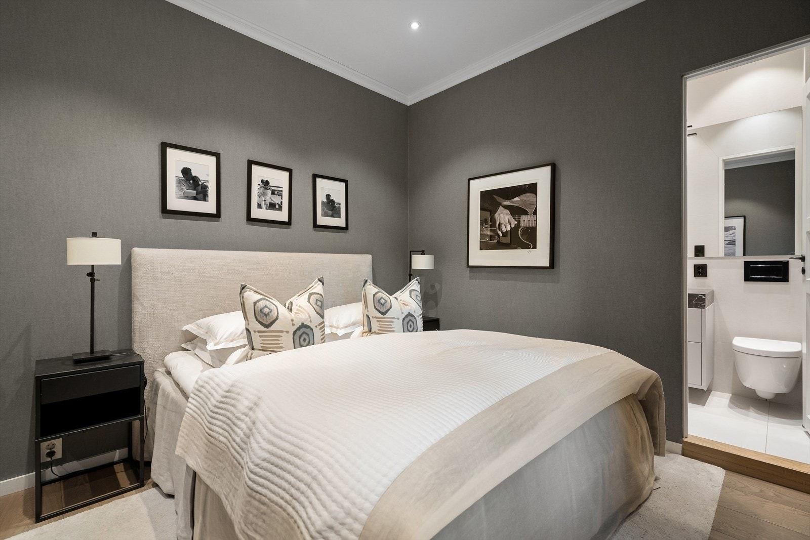 Romslig hovedsoverom med walk-in og bad en-suite. Galleribilde