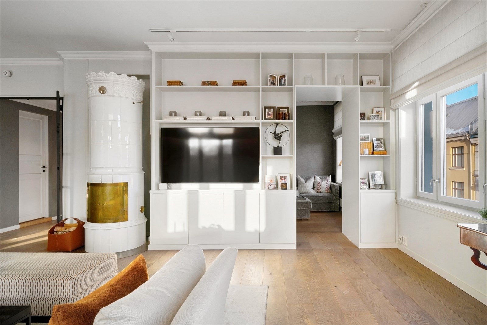 Snekkertilpasset hylleløsning. Galleribilde