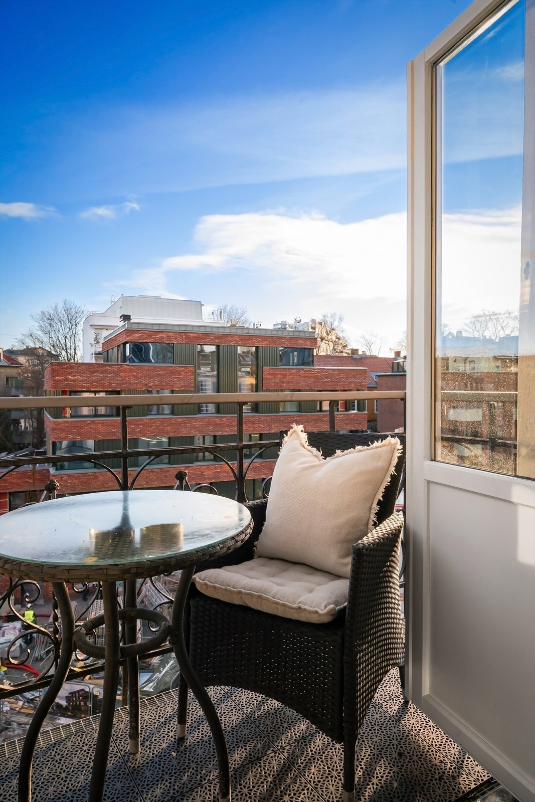 Hyggelig utsikt og formiddagssol. Galleribilde