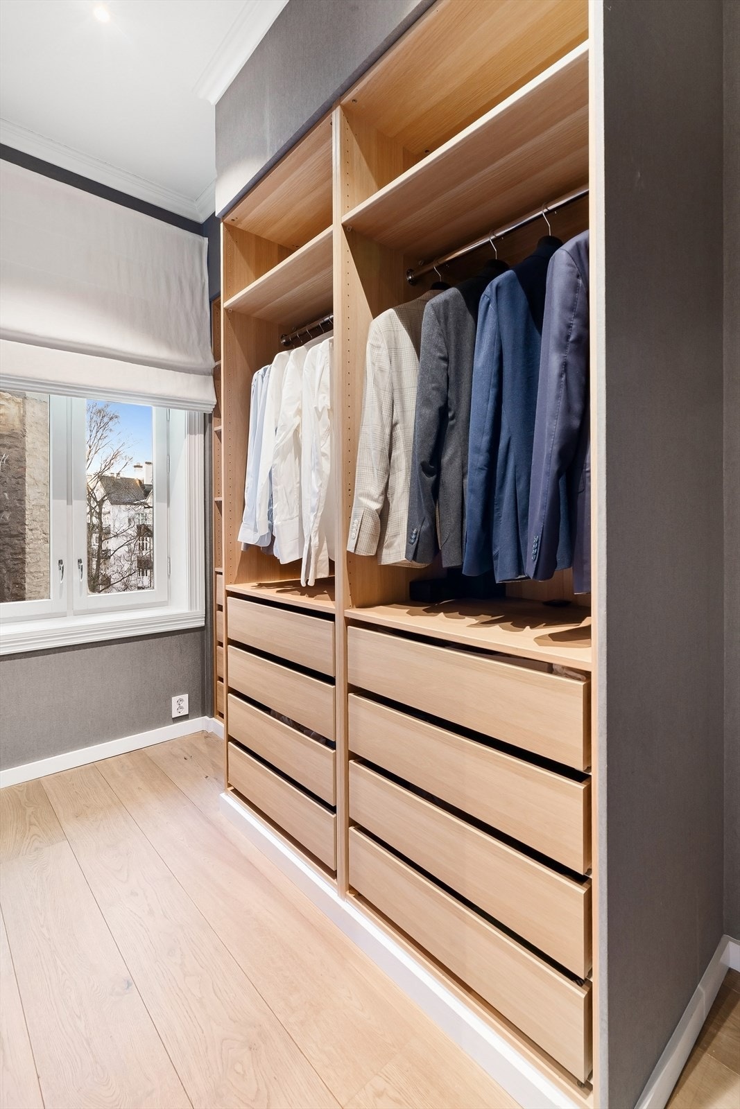 Romslig walk-in fra hovedsoverom. Galleribilde