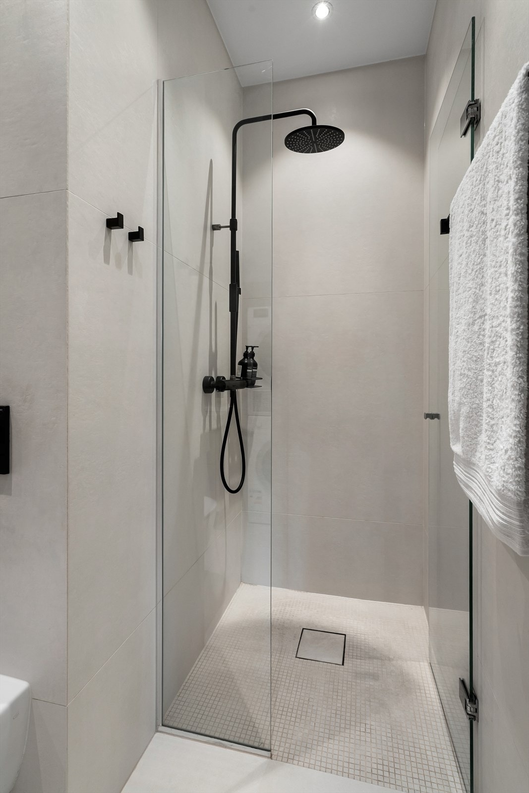 Romslig dusjhjørne med regn- og hånddusj. Galleribilde