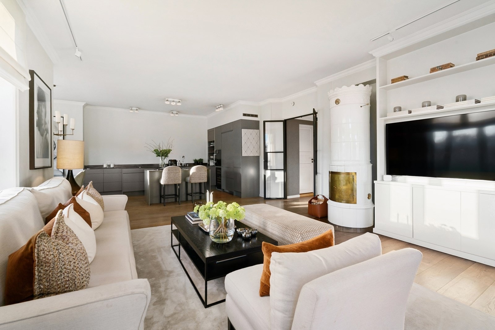 Lekker 1-stavs eikeparkett fra Parkett Studio på Skøyen strekker seg gjennom leiligheten. Galleribilde