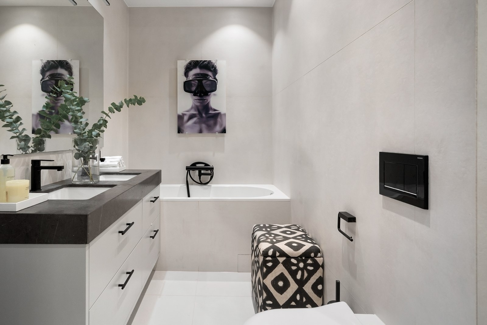 Bad 2 pusset opp i 2018 med dusjnisje med glassvegg, vegghengt toalett, spesialdesignet benkeplate i mørk marmor med dobbel servant, armatur fra Tapwell, fliser på 1,2 m x 1,2 m fra Bella Fliser & Design og innfliset badekar. Galleribilde