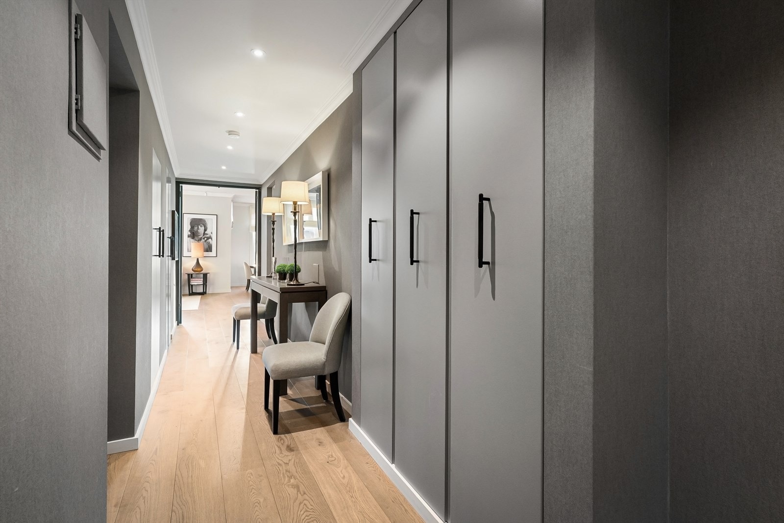 Romslig gang med gode garderobeløsninger. Galleribilde