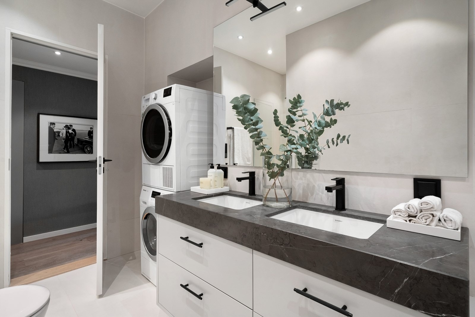 Nisje for vaskemaskin og tørketrommel. Galleribilde