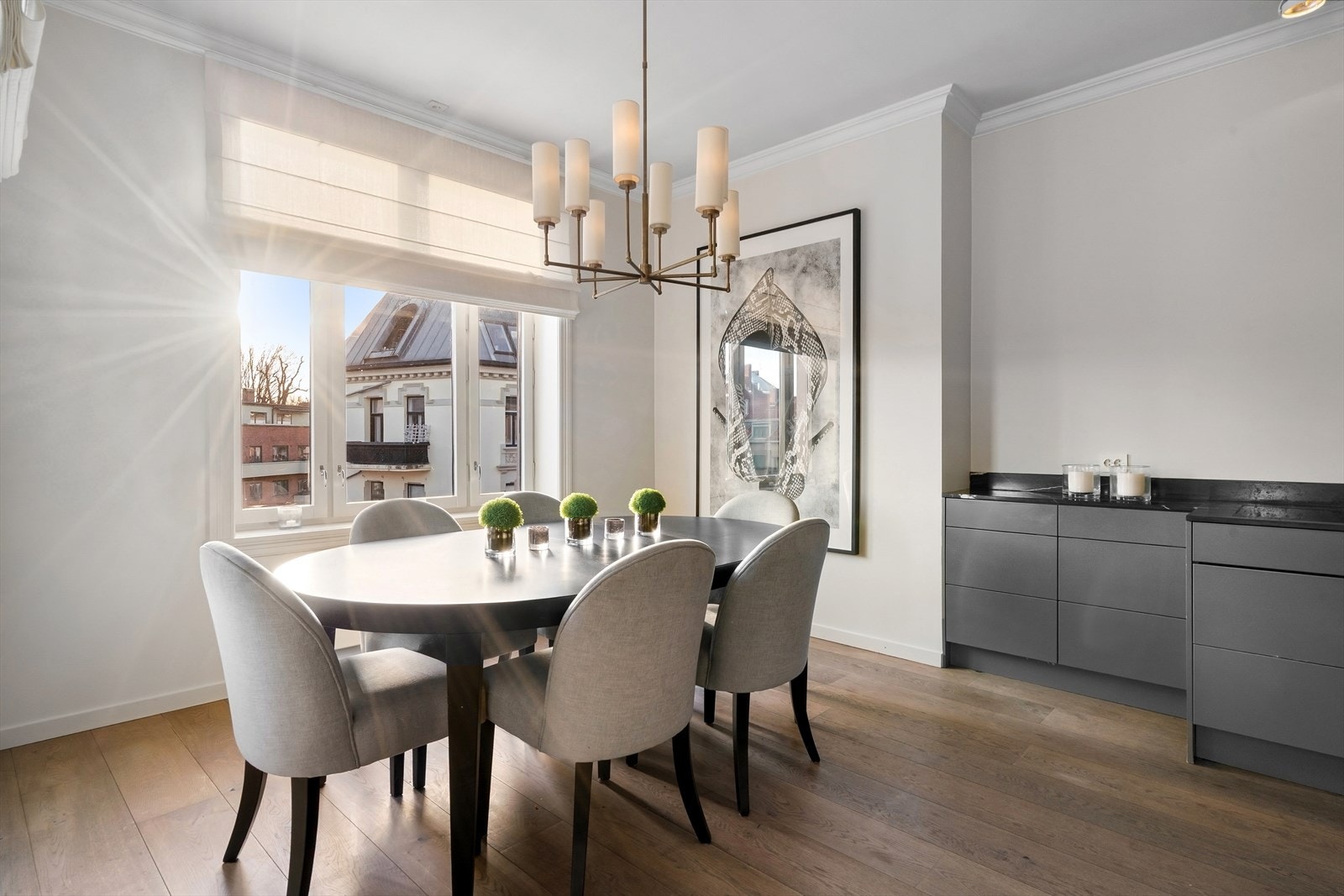 Stort spisekjøkken med åpen stue og kjøkkenløsning. Galleribilde