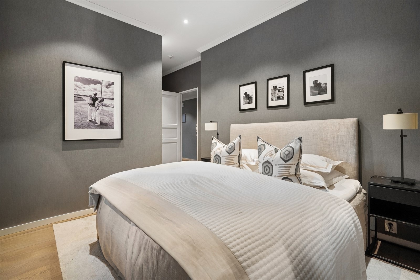 Hovedsoverommet har god plass til dobbeltseng og tilhørende møblement. Galleribilde