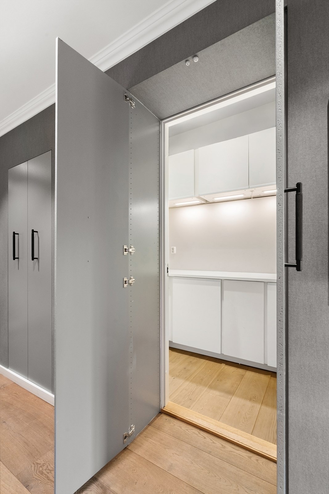 Praktisk bod/grovkjøkken med adkomst fra gang. Galleribilde