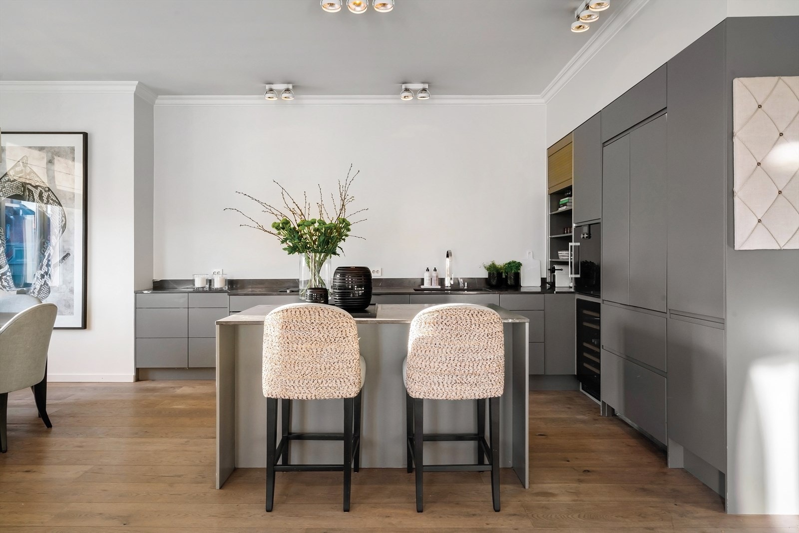 Pen kjøkkeninnredning og øy fra Huseby fra 2018 med benkeplate av marmor. Galleribilde