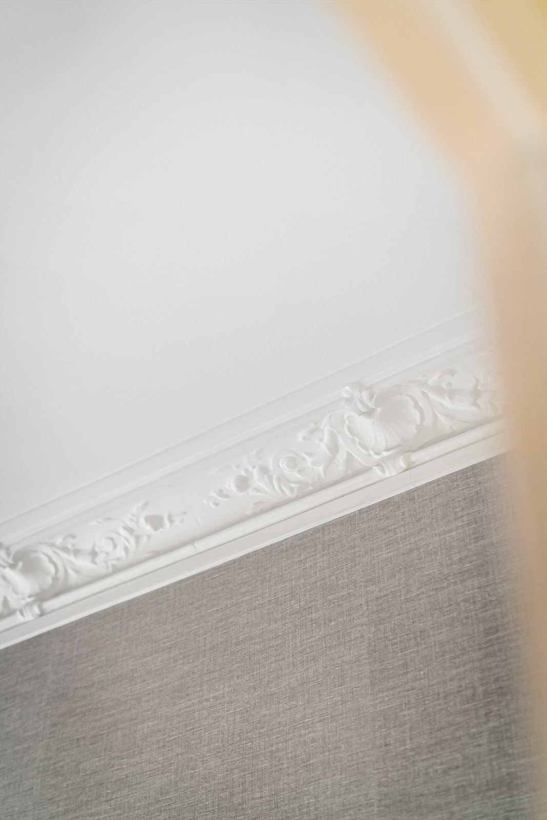 Klassiske detaljer som stukkatur. Lekre tapeter fra Casamance i flere rom. Galleribilde