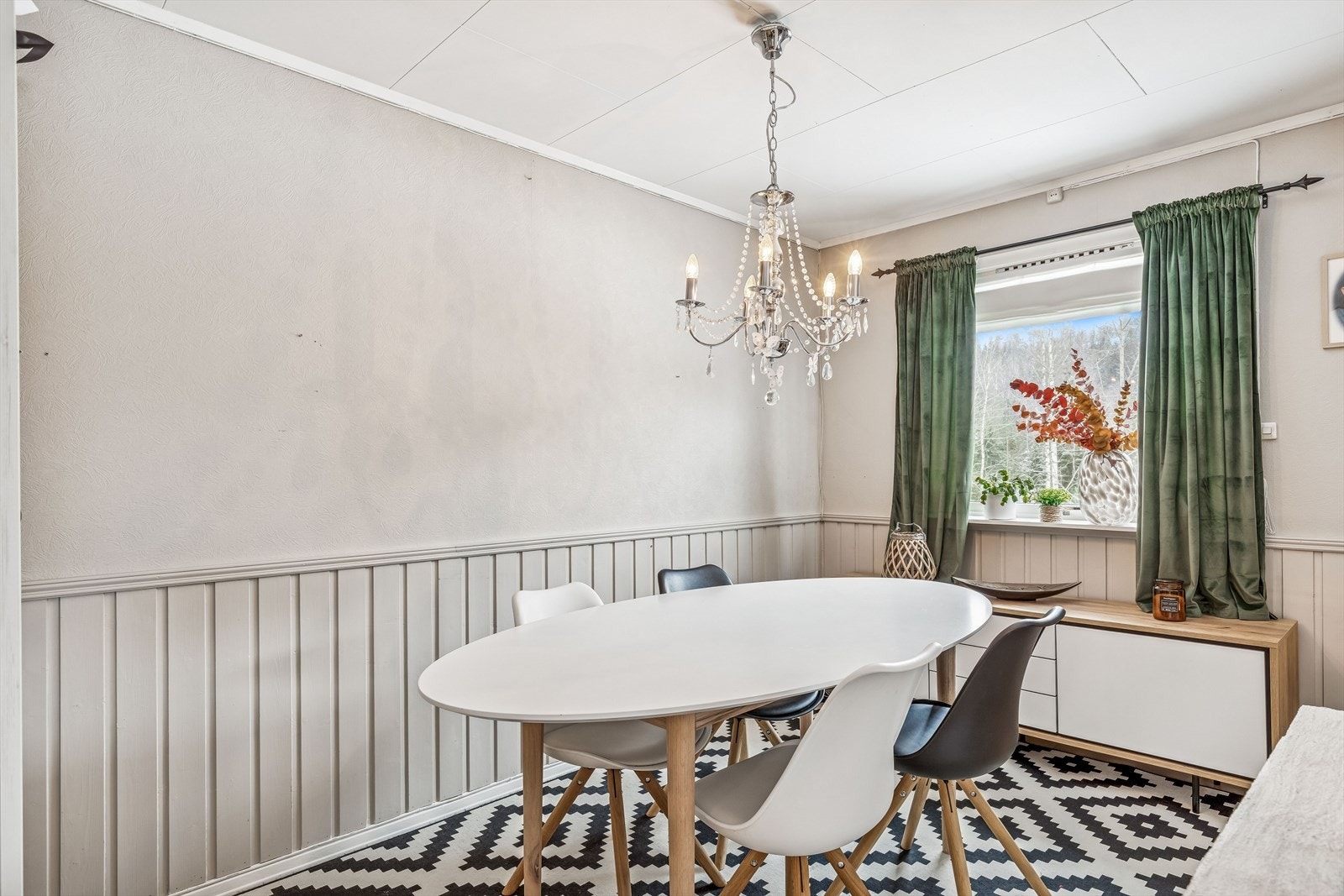 Innerst i stuen er det i dag hyggelig spisestuedel. Kan enkelt gjøres om til soverom, hvis det er behov for det! Galleribilde