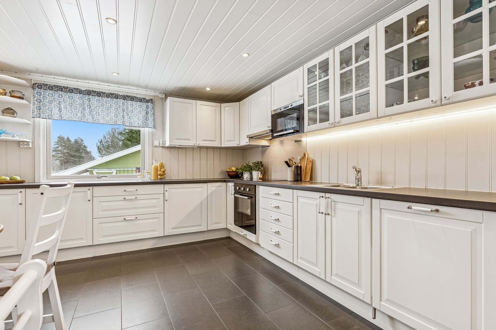 Meget pent og stilfullt kjøkken med godt med skapplass. Galleribilde