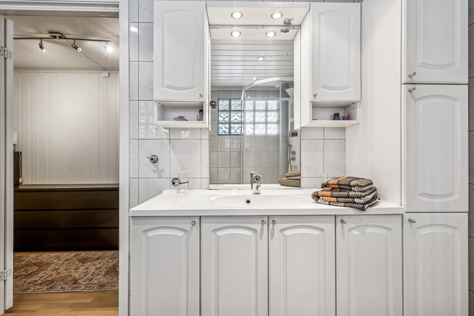 Innholdsrik innredning med godt med skapplass. Galleribilde