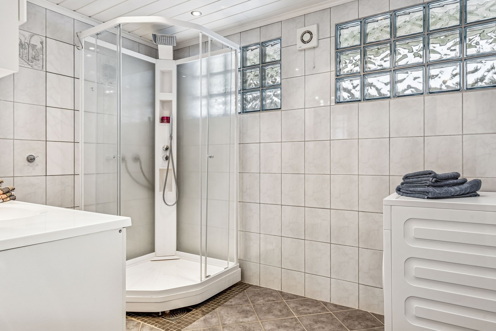 På badet er det dusjkabinett og opplegg for vaskemaskin. Galleribilde