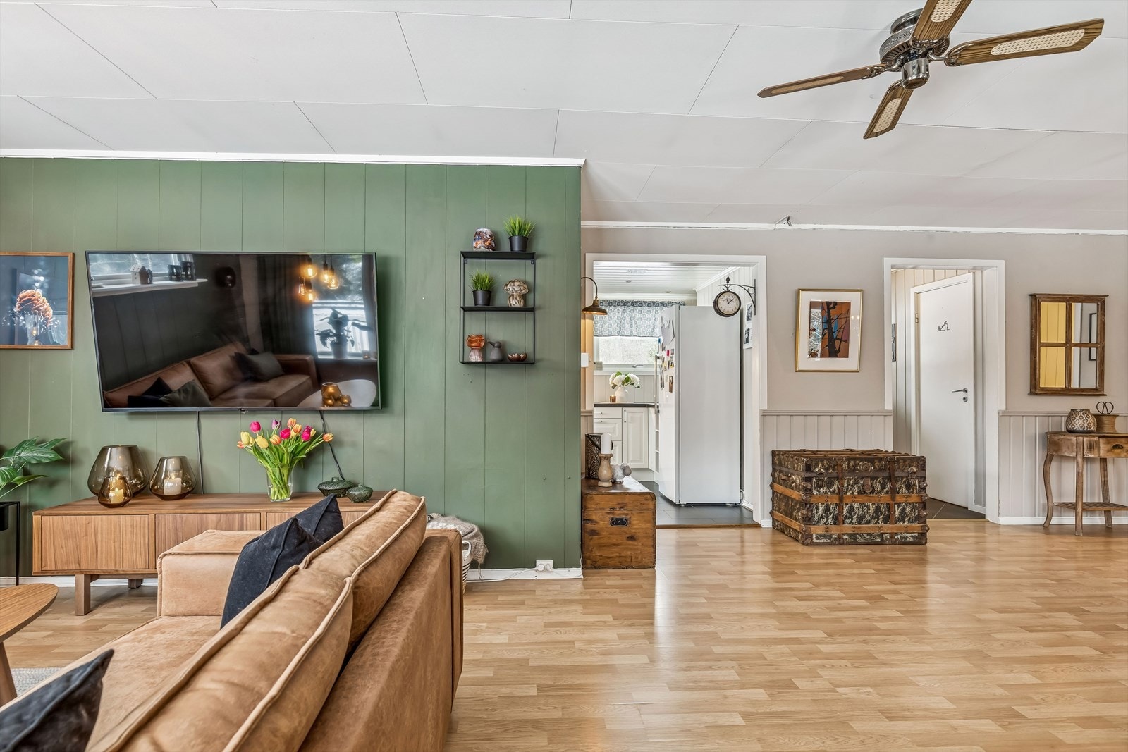 Åpen løsning mellom kjøkken og stue. Galleribilde