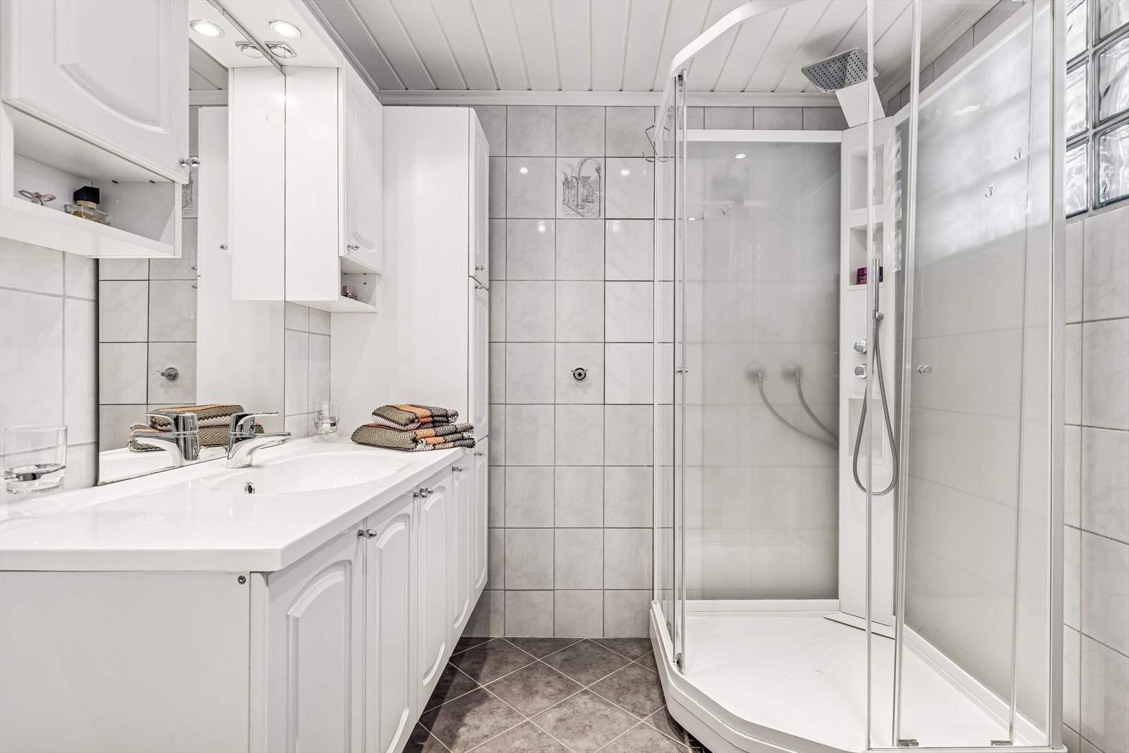 Pent flislagt bad. Galleribilde