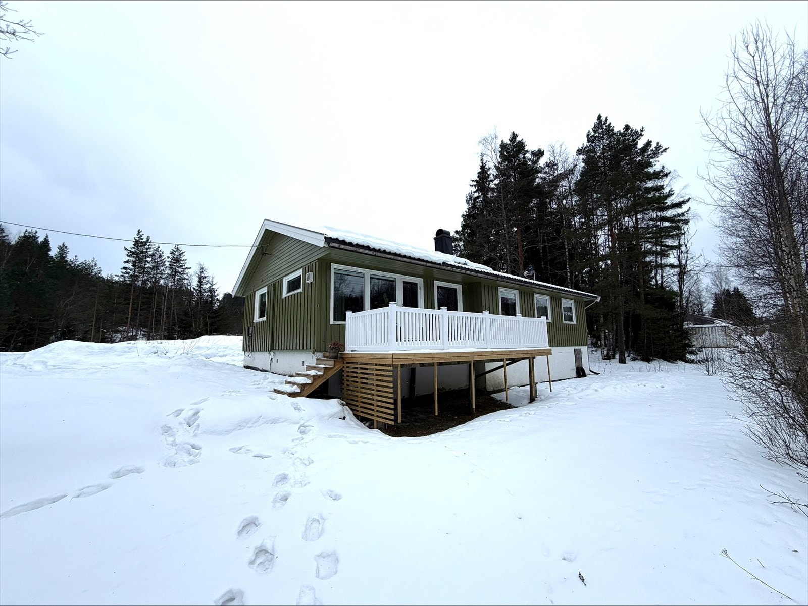 Ny stueterrasse fra 2024 som er delvis takoverbygget. Galleribilde