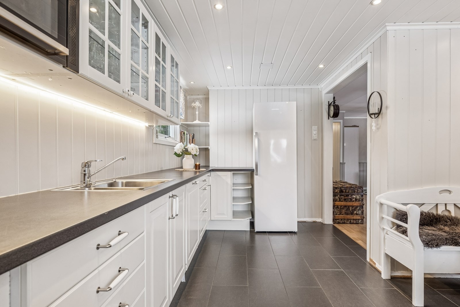 Kjøkkenet har integrerte hvitevarer, som platetopp, stekeovn, oppvaskmaskin og mikrobølgeovn. Galleribilde