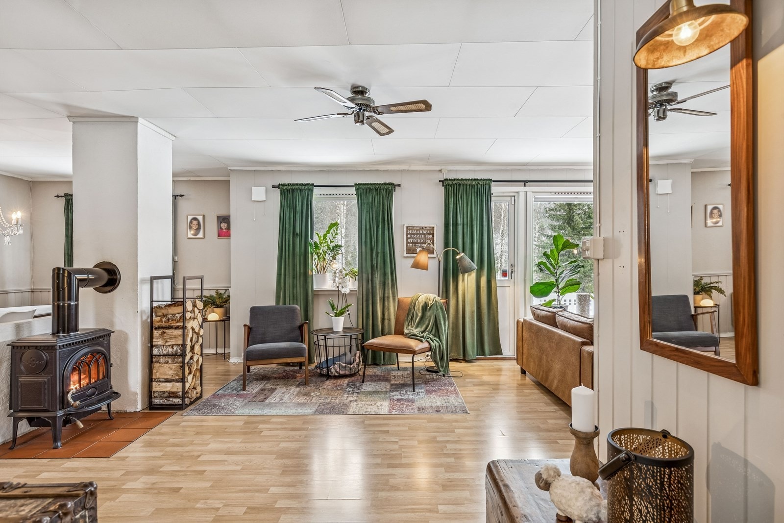 Lys og trivelig stue med gode oppvarmingskilder som vedovn og varmepumpe. Galleribilde