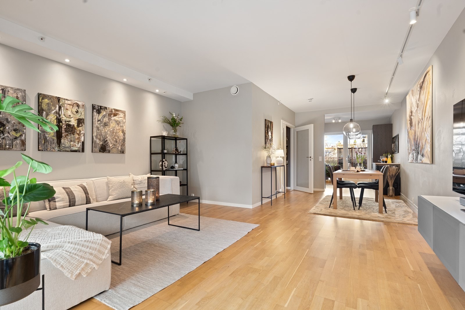 God gulvplass og rom for møbler. Parkettgulv og godt med lys i taket. Galleribilde