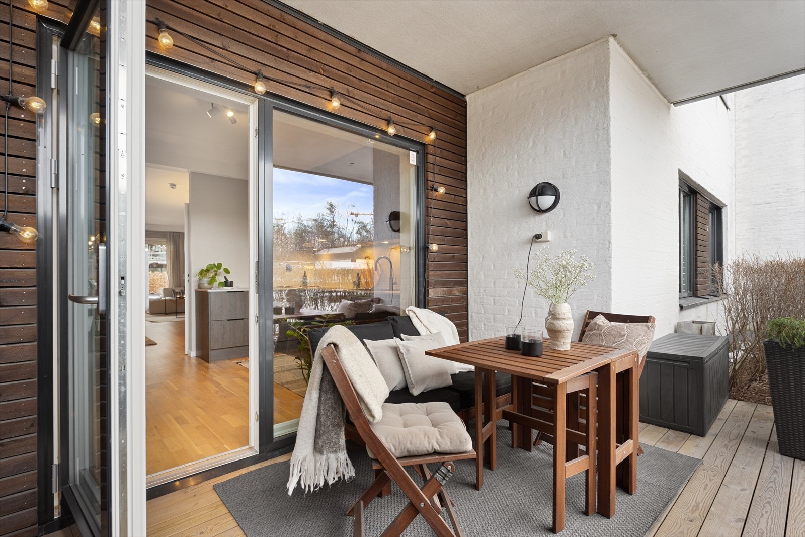 På denne plattingen fra kjøkkenet kan du sette deg på terrassen å grille middag eller ta inn de siste solstrålene på kvelden. Galleribilde