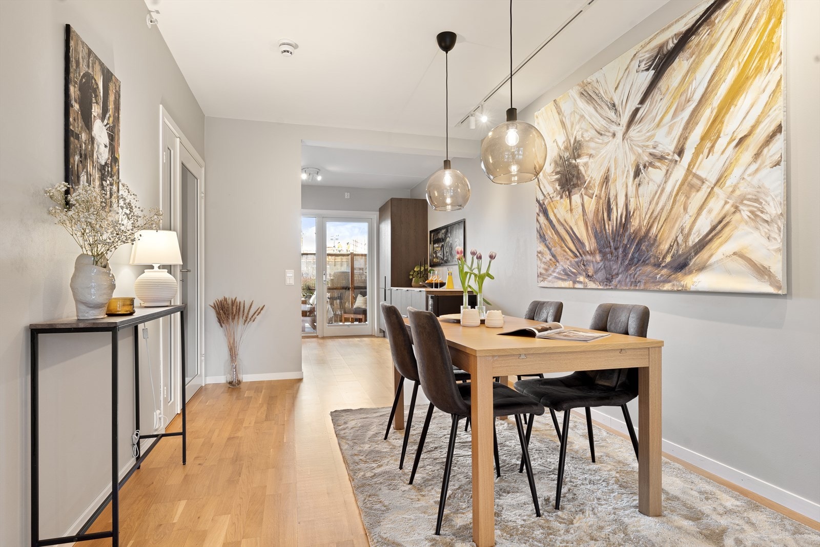 God plass til en stor spisegruppe som kan trekkes ut for mange rundt bordet. Mye vegg plass for kunst og malerier. Galleribilde