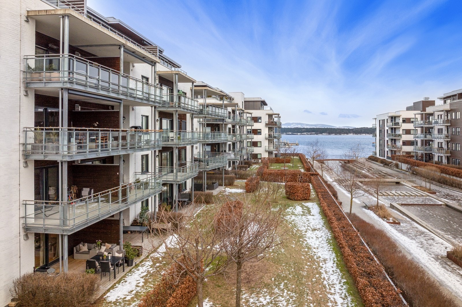 Eiendommen har pent opparbeidede fellesarealer med plener og beplantning. Galleribilde