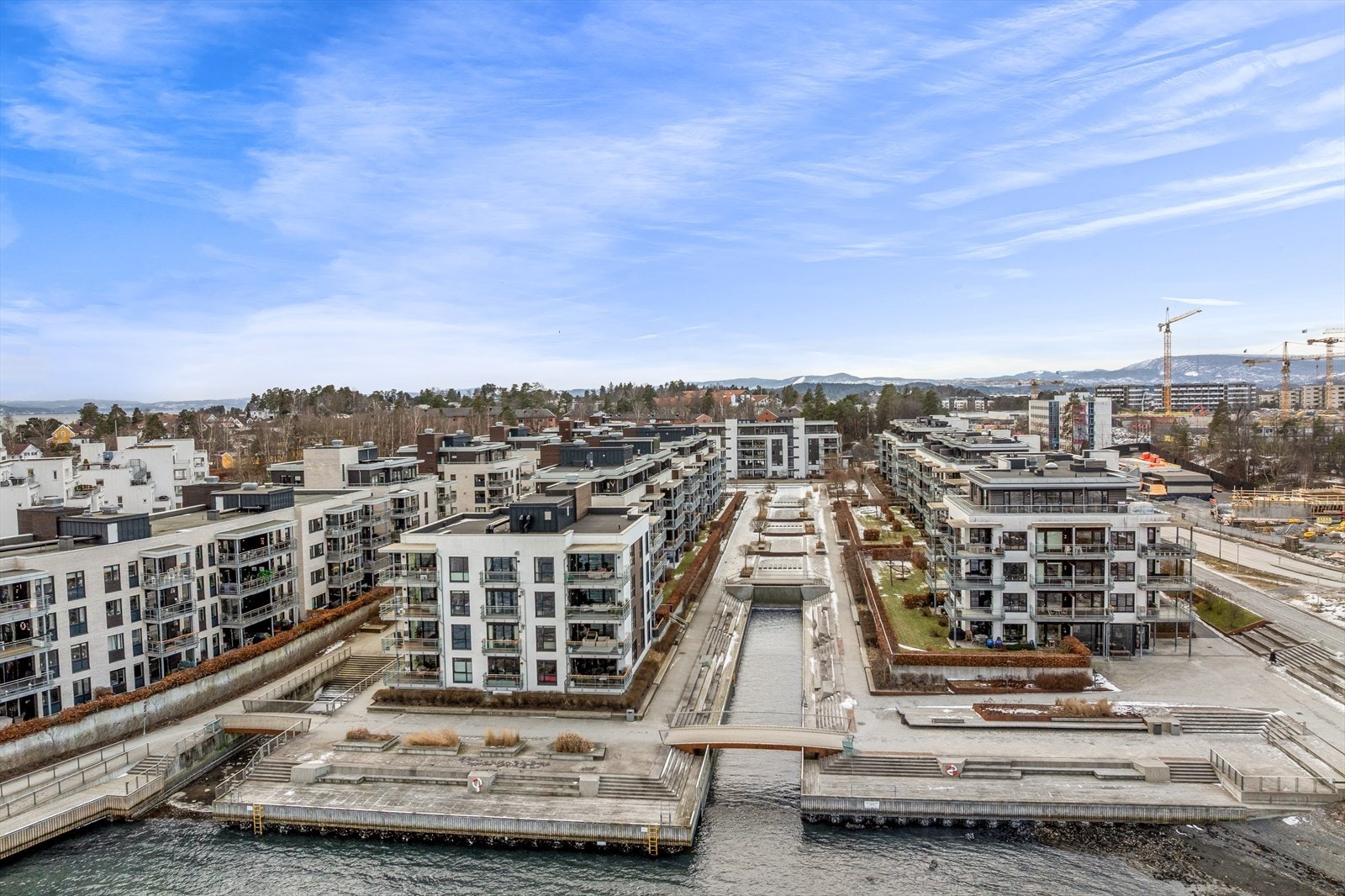 Her bort du rett ved vannspeilet og kan nyte flotte utsikter og kort vei til lokale restauranter på sommerstid. Galleribilde