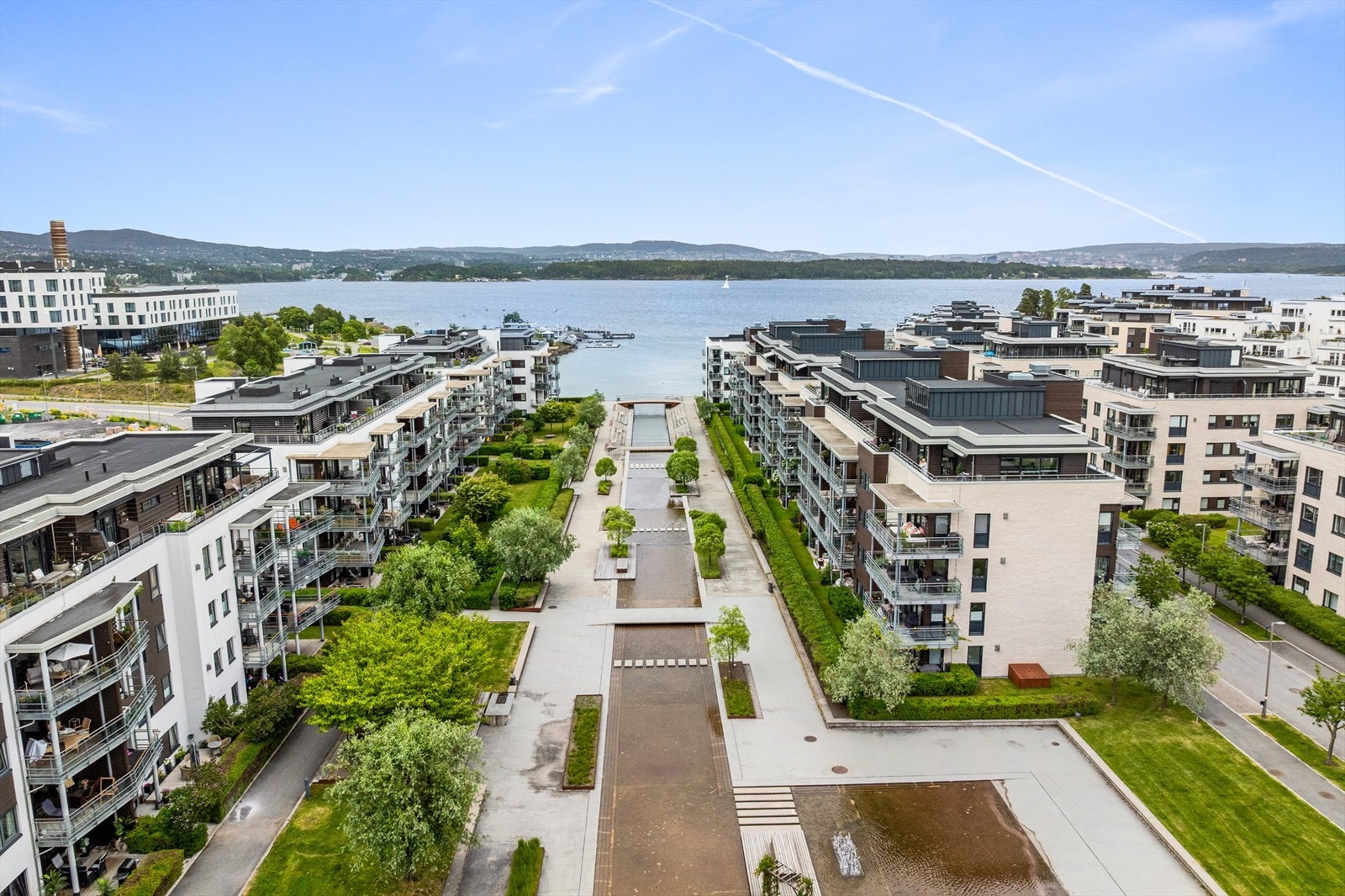 Området er preget av kanaler og vannspeil som skaper et maritimt miljø. Her bor du ett steinkast unna sjøen. Galleribilde