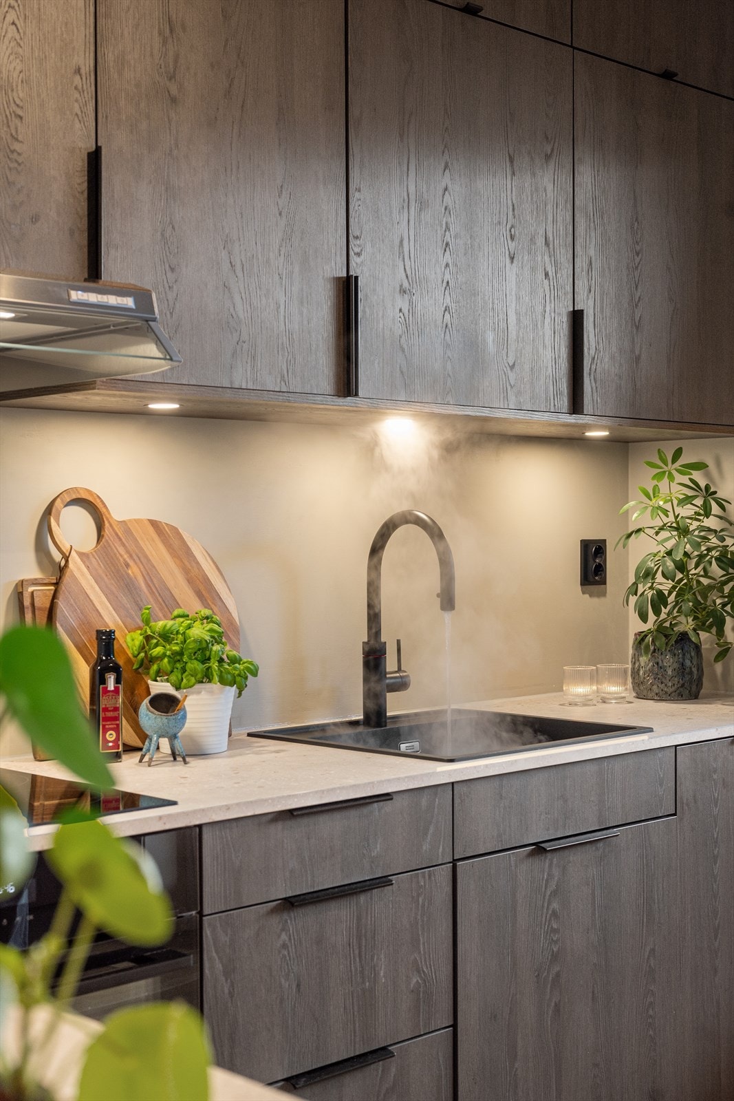 Praktisk med quooker blandebatteri som gjør at det kommer varmtvann umiddelbart. Galleribilde