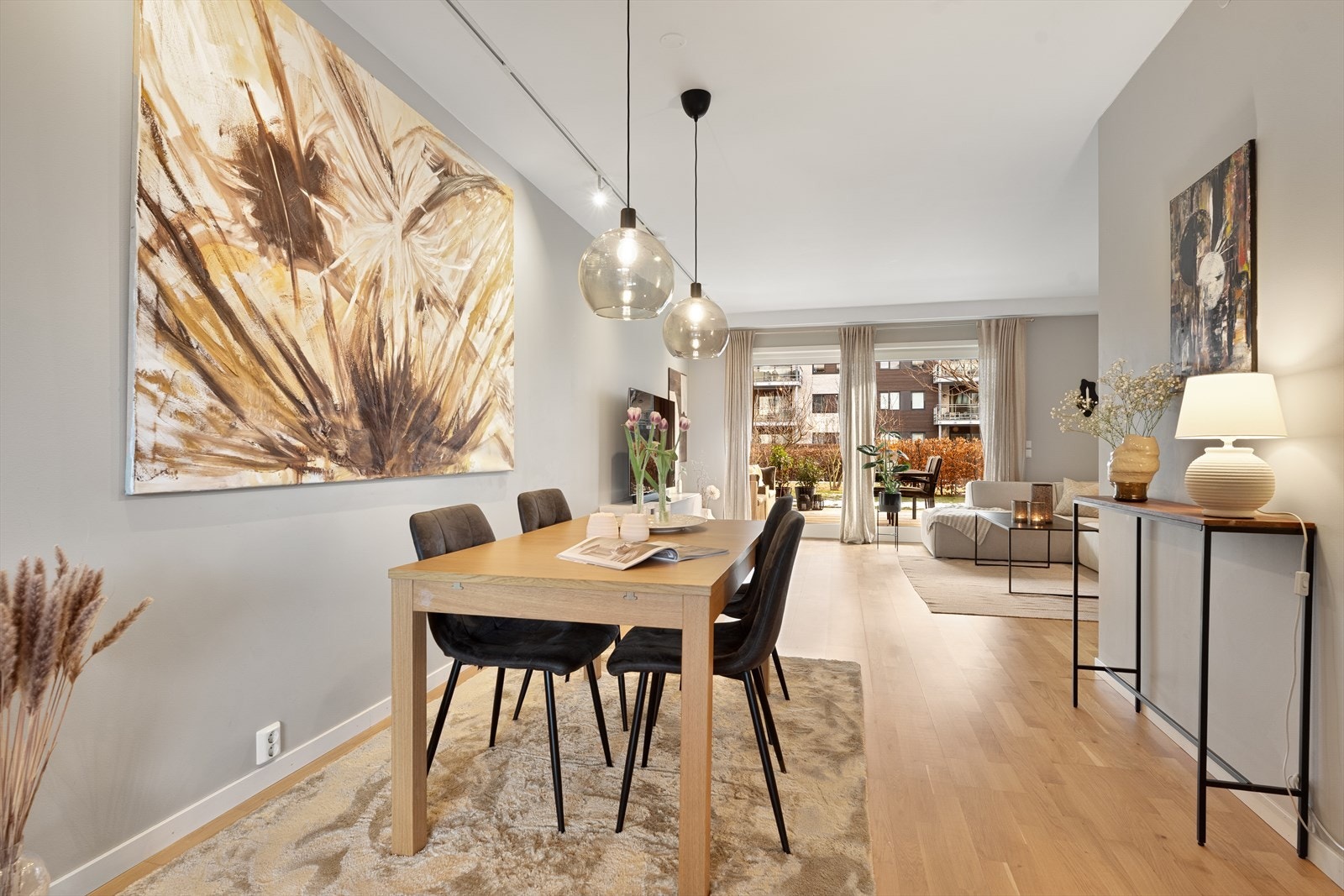 Slette vegger som er malt i en lys og varm farge. Alle vegger malt i 2024. God plass til en stor spisegruppe. Galleribilde