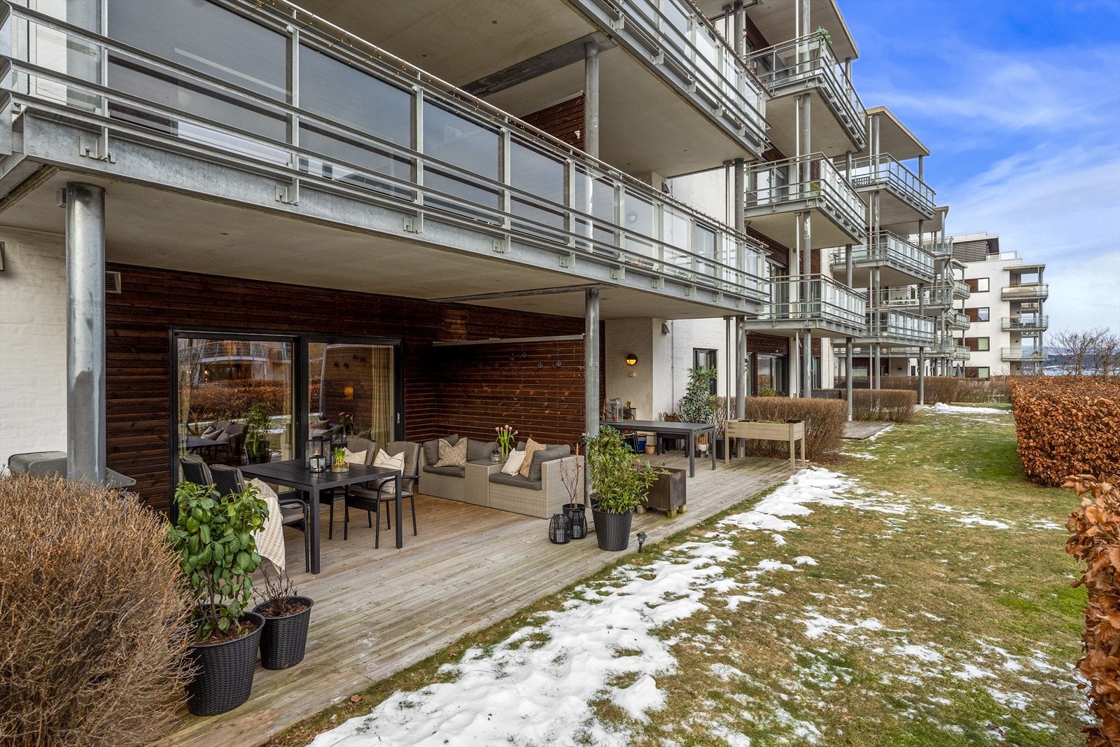 Uteplassen fra stuen er på 19 kvm og er romslig og solrik. Her sitter du relativt usjenert og skuer ut mot fjorden. Galleribilde