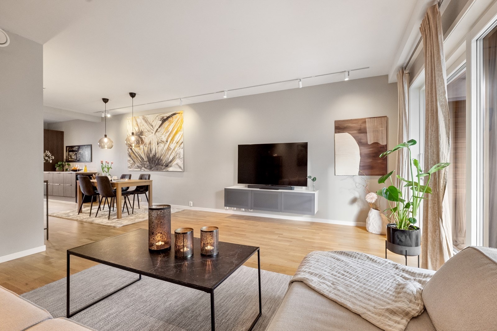 Stor åpen plass i stuen og spiseplassen. Takhøyden på 2,60 gjør rommet romslig og lyset. Galleribilde