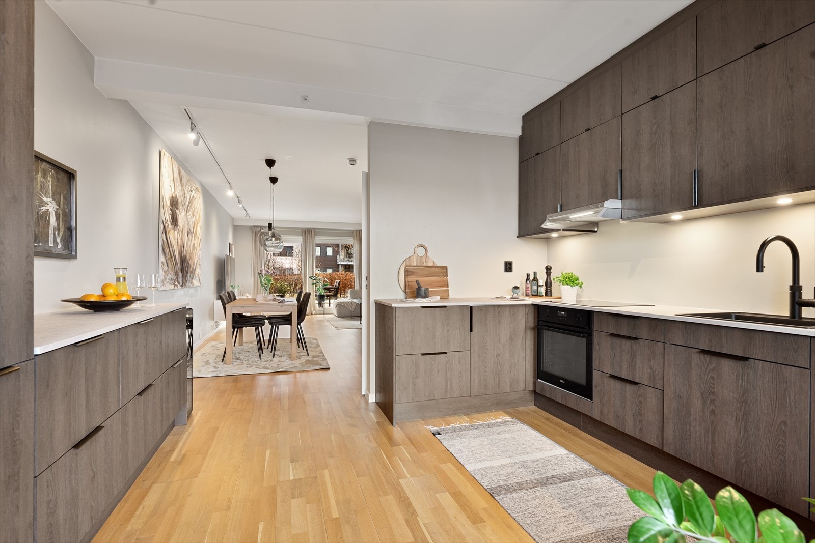 Lekkert og moderne Norema kjøkken fra 2024. Her er det god plass for flere å kokkelere. Galleribilde