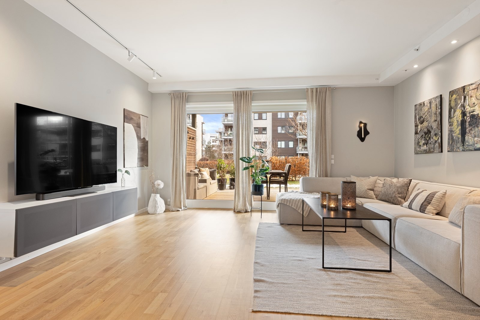 Stuen har god plass til en stor sofagruppe og tv møblement. Takhøyden er på 2,60 meter og gjør rommet luftig. Galleribilde