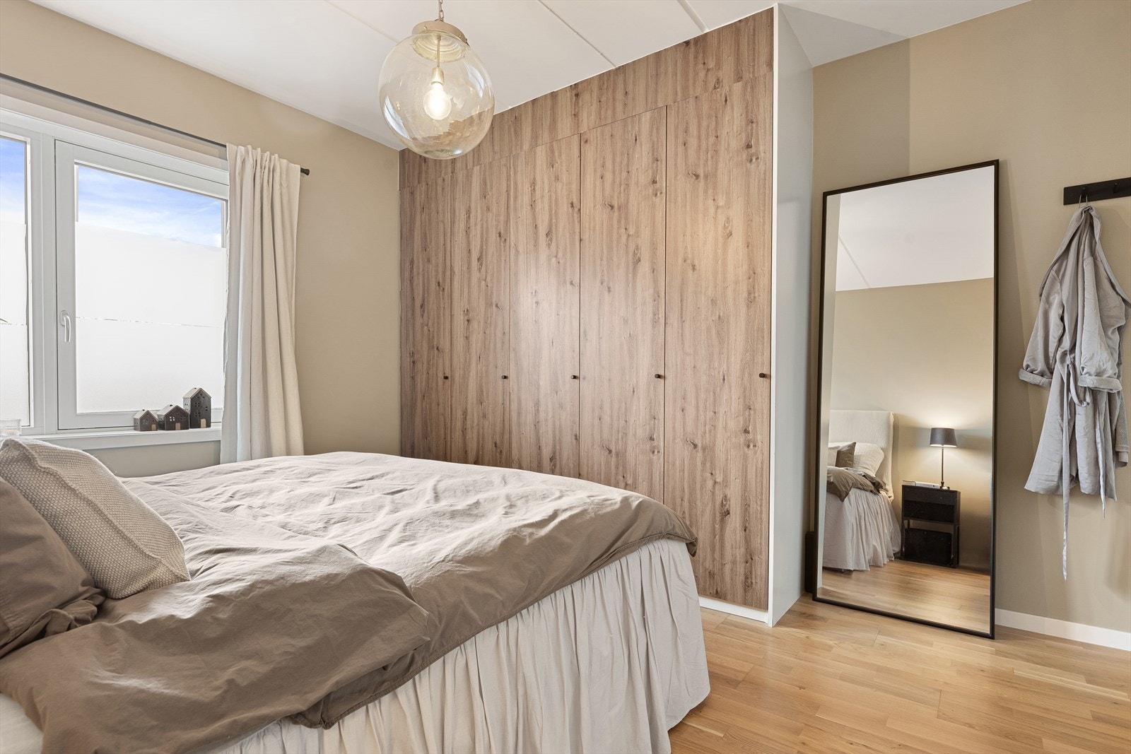 En stor garderobeløsning gir rikelig med oppbevaringsplass. Galleribilde