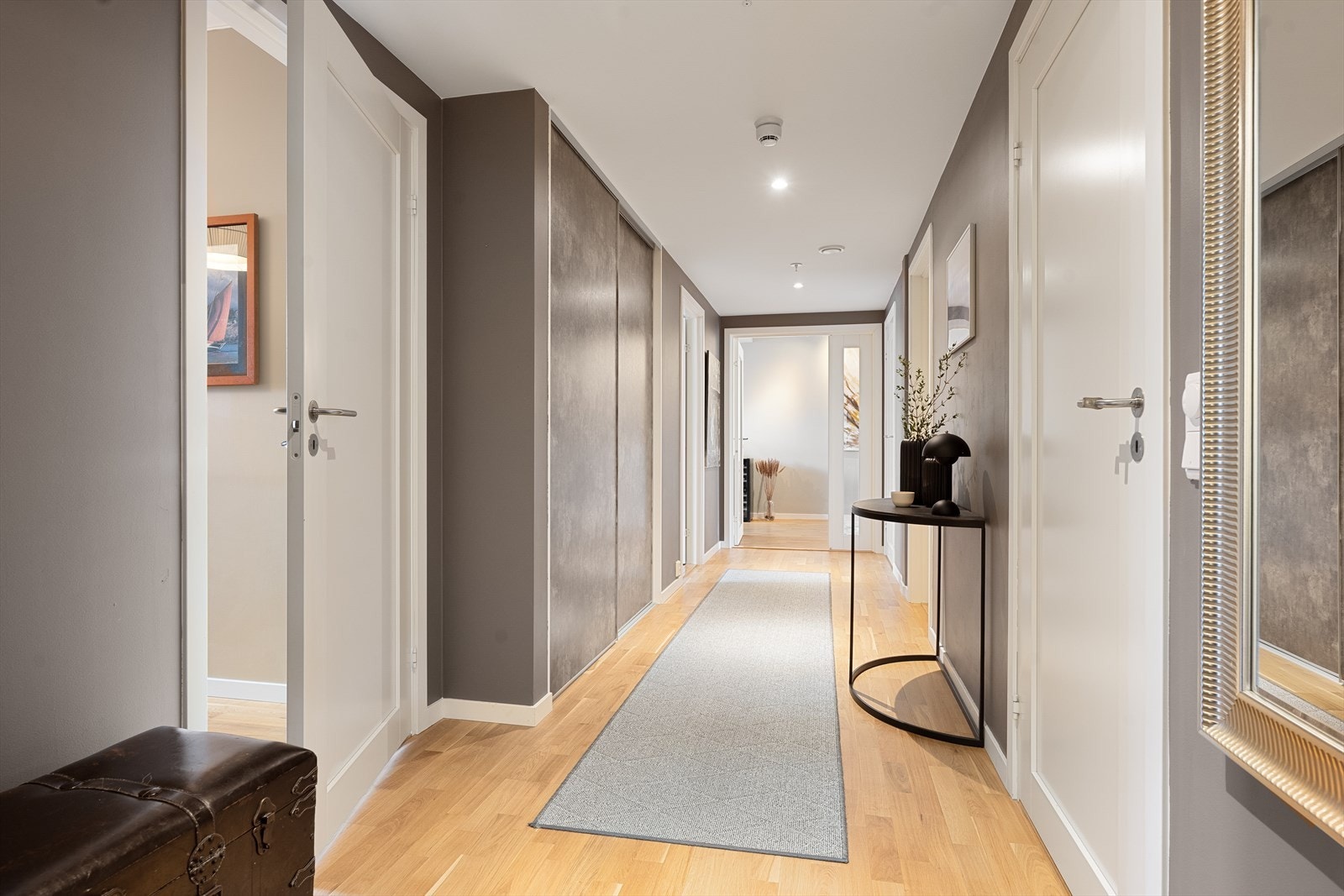 Entreeén er romslig med skyvedørsgarderobe. God plass til å henge fra seg sko og henge fra seg klær. Galleribilde