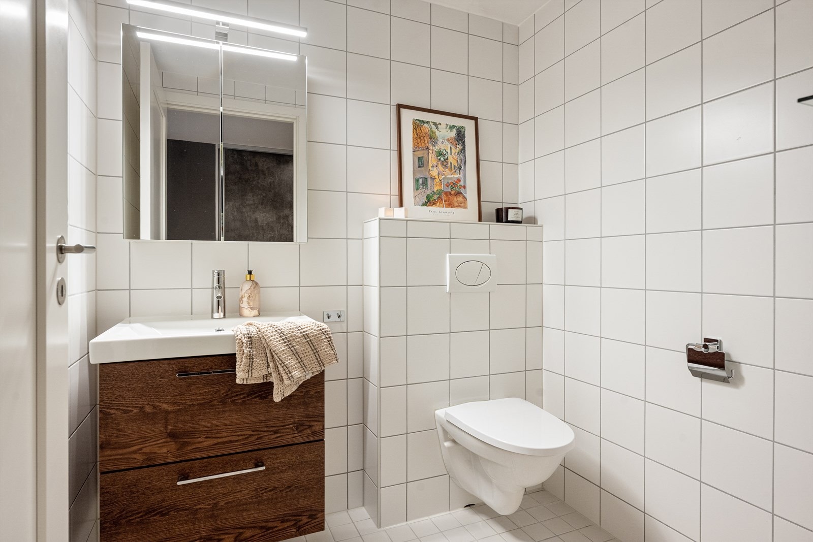 Leiligheten har ett ekstra toalettrom med innredning og vegghengt toalett. Fliser med varme i gulvet. Galleribilde