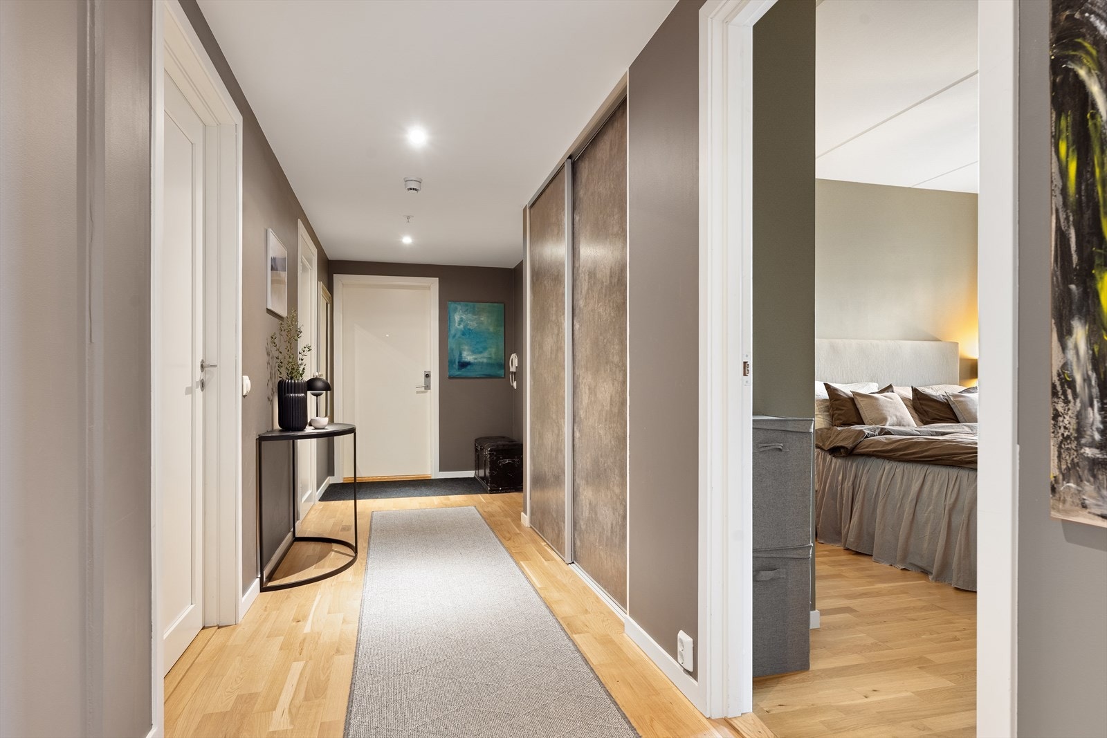 Gangen er romslig med skyvedørsgarderobe med god plass. Downlights i taket. Galleribilde