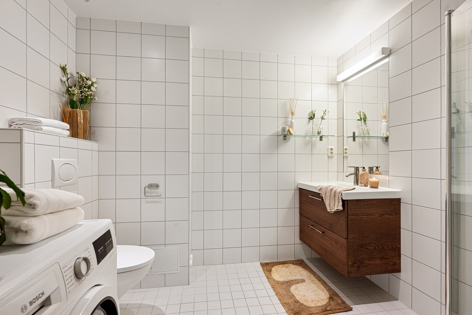 Lyst og pent bad fra 2015 med fliser og varme i gulvet. Opplegg til både vaskemaskin tørketrommel. Innredning fra 2024. Galleribilde